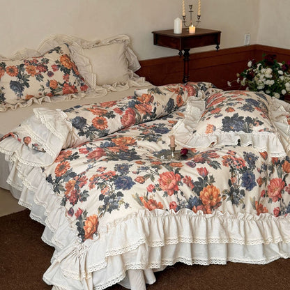 Bettwäschegarnitur im Baumwoll‑Leinen Shabby‑Chic mit Volantbettrock, Häkelspitze und großflächigem Blumenprint