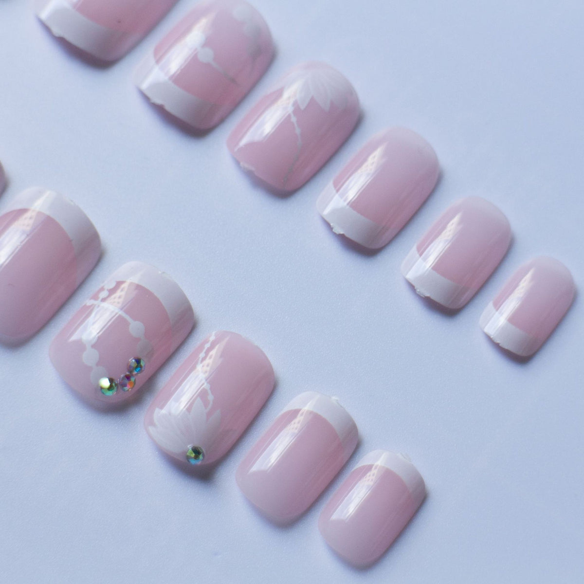 Elegante französische Spitzenblumen-Nagelkunst