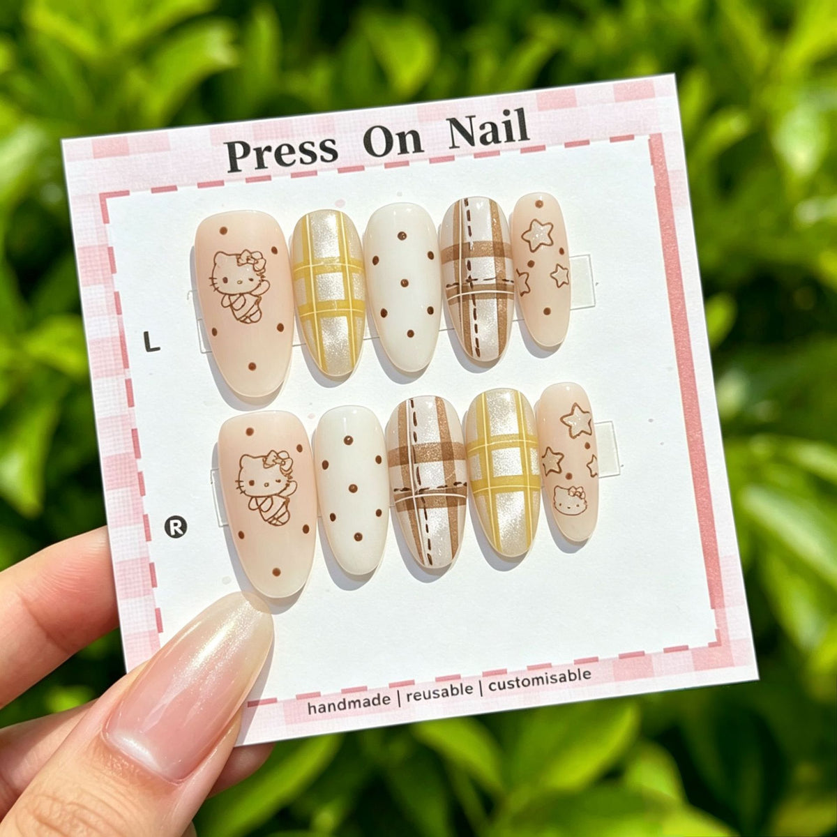 Dekoratives Press-On Nagelkunst-Set mit Kreuz- und Edelsteinakzenten