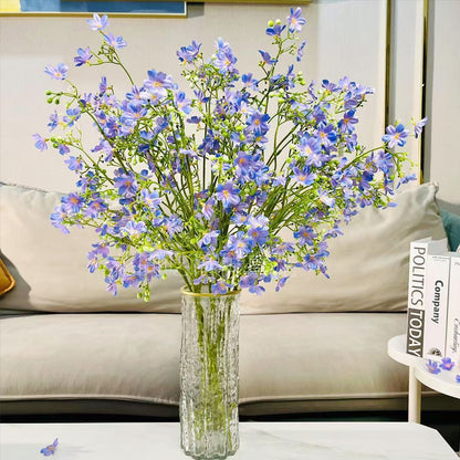 Künstliches Blumenarrangement mit dekorativer Glasvase