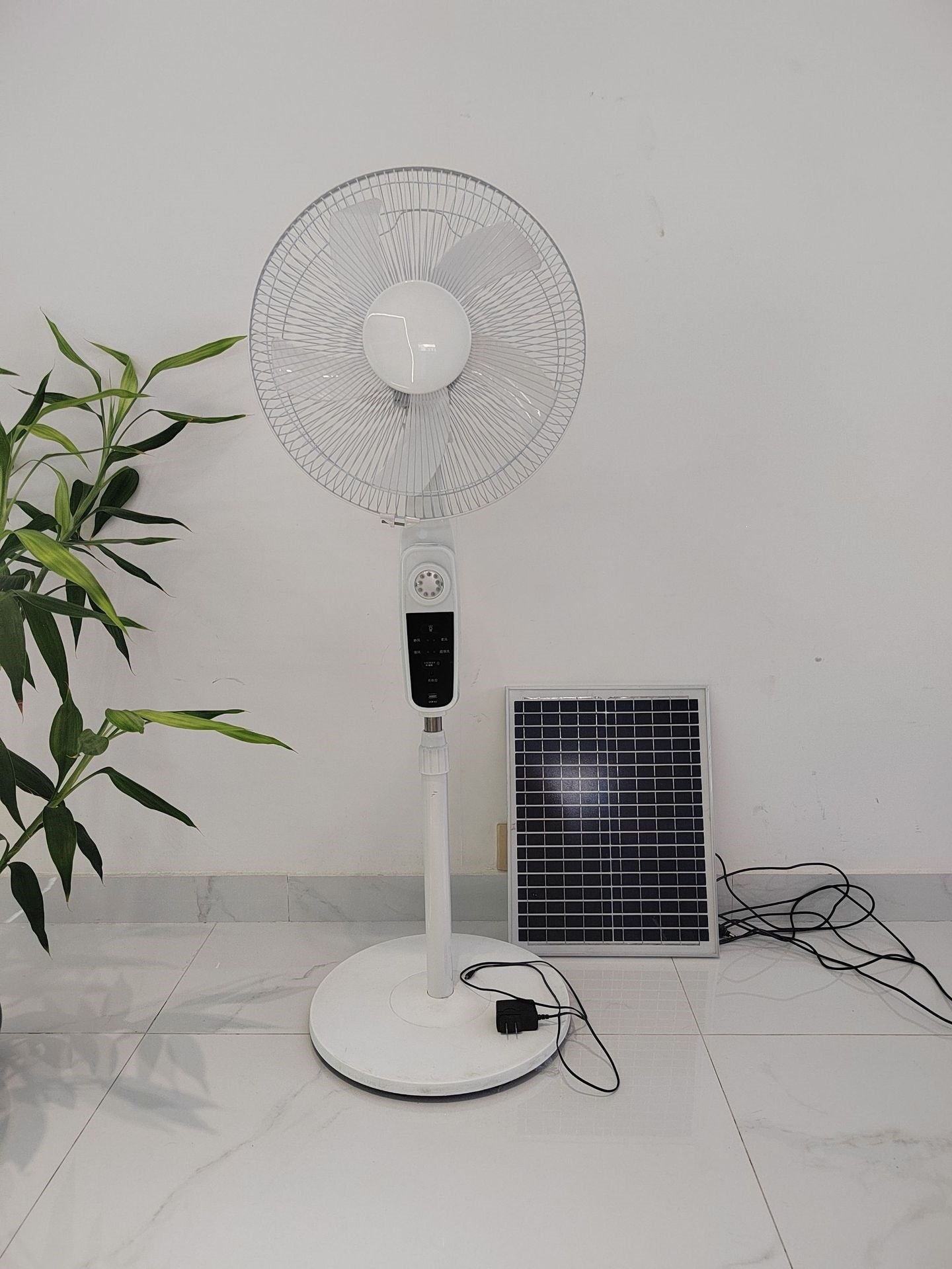 Unisex Solar-Betriebener Standventilator mit modernem Design und effizienter Luftzirkulation Brehn
