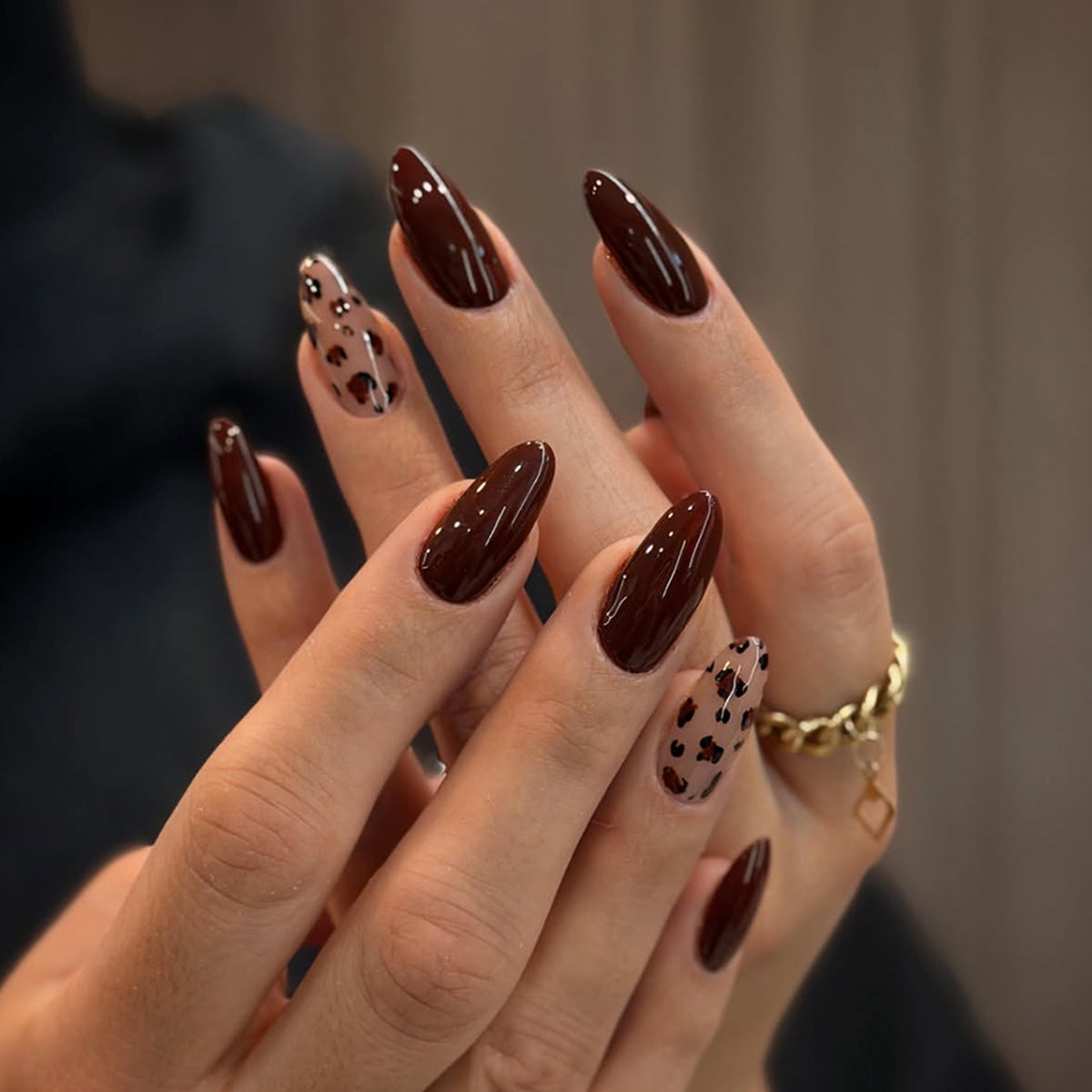 Kunstvolle Nagelverlängerungen mit elegantem Tierdesign Brehn