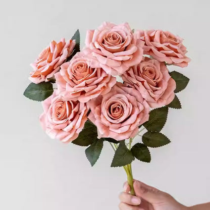 Lebensnahe dekorative Rosenblüte