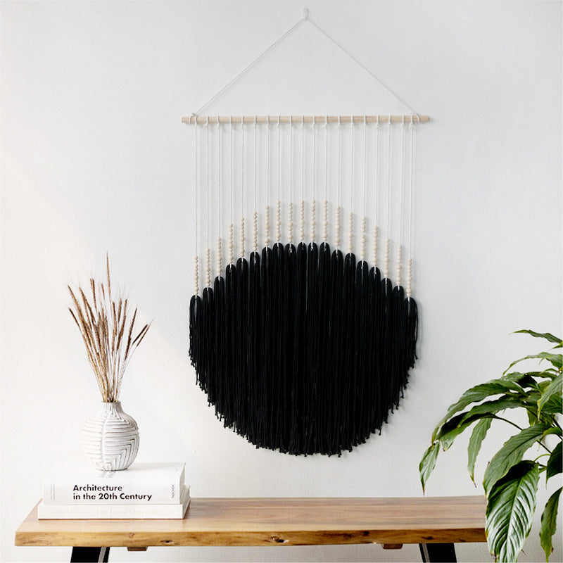 Dekorative Wandkunst mit Holzkugeln und Fadenpendel