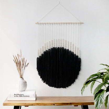 Dekorative Wandkunst mit Holzkugeln und Fadenpendel