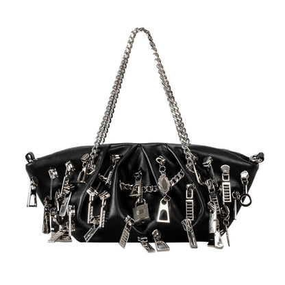 Dekorative Handtasche mit Kettenakzenten