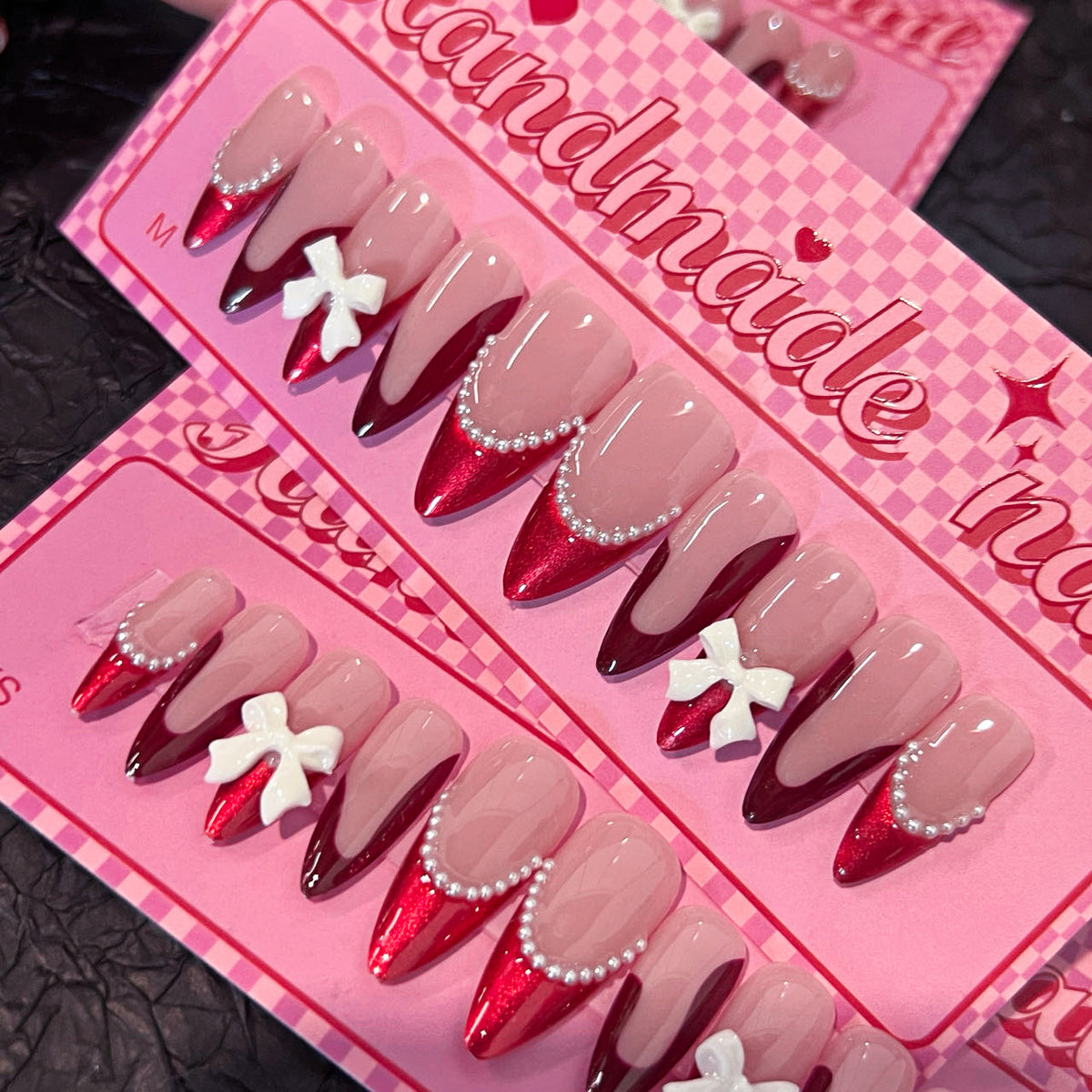 Künstliche Acryl-Nägel mit detailreichen Blütenakzenten Brehn