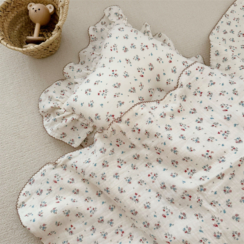 Unisex Musselin-Decke mit zartem Blumendesign und eleganten Rüschen Brehn