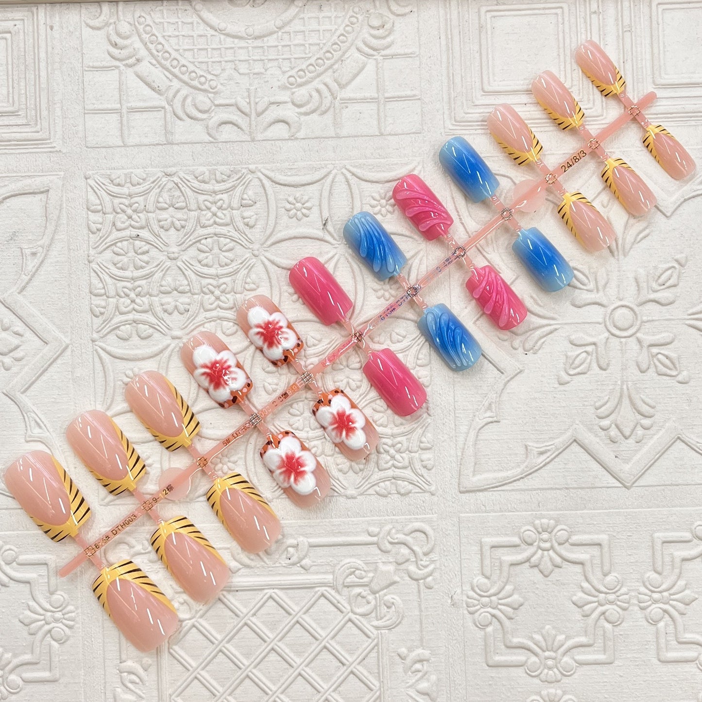Künstlerisches Press-On-Nagelset mit floralen und Wellenmotiven Brehn