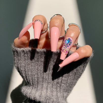 Nagelkunst mit Herz- und Lippenmotiven Brehn