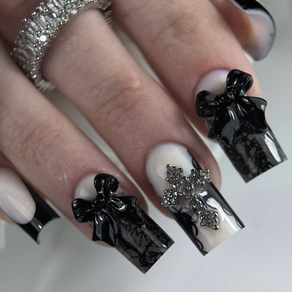 Gothic inspirierte Stiletto-Nagelkunst-Erweiterungen Brehn