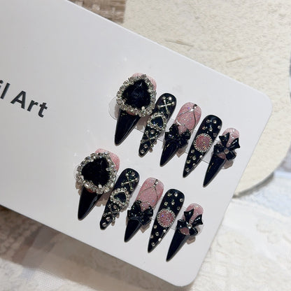 Gothic-inspirierte dekorative Press-On-Nagelkunst