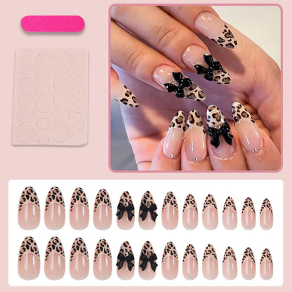 Kunstnagelset mit tierischen Motiven und eleganten Schleifen Brehn