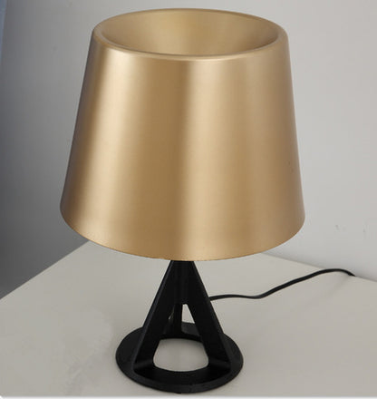 Elegante Tischlampe mit geometrischem Fuß