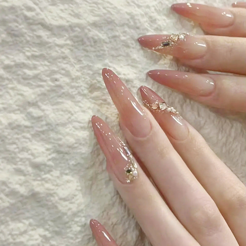 Kunstnagelset mit elegantem Ombre-Effekt und glamourösen Verzierungen Brehn