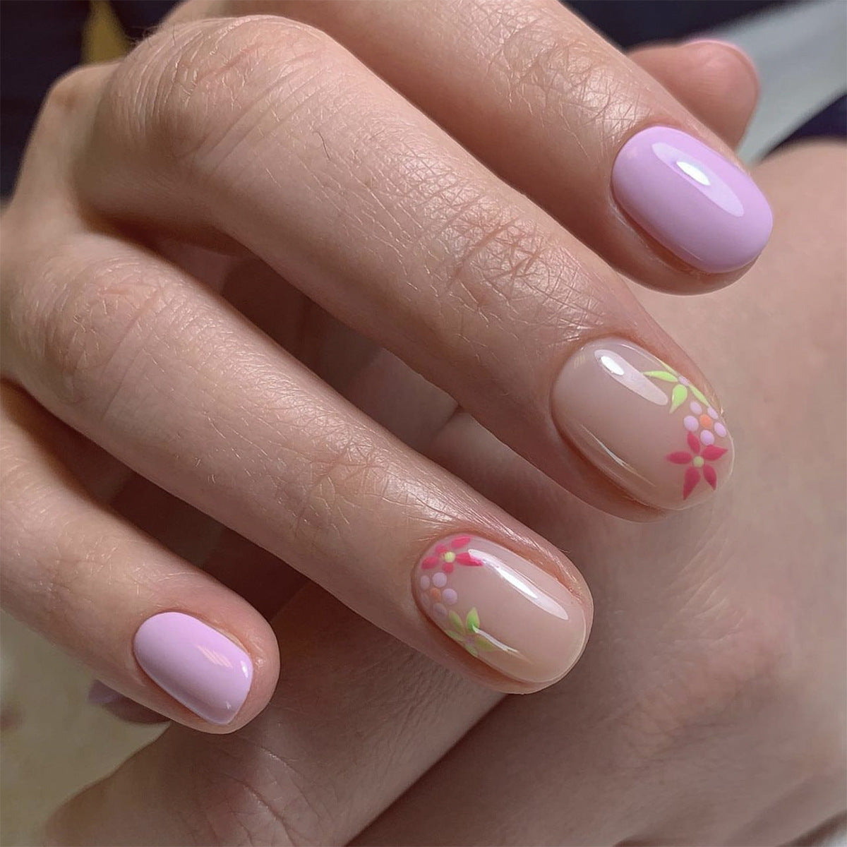 Kunstvolle Nagelverlängerungen mit elegantem Blattmuster Brehn