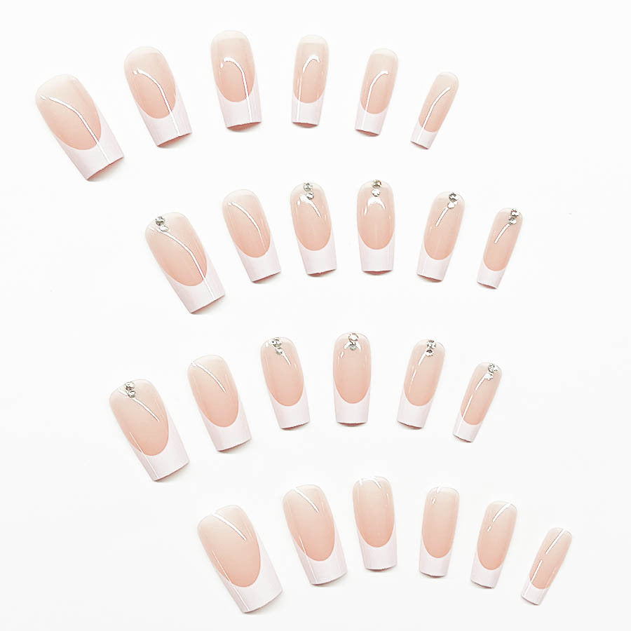 Elegantes Kunstnagelset mit Hochglanz-Finish und Strassverzierungen Brehn