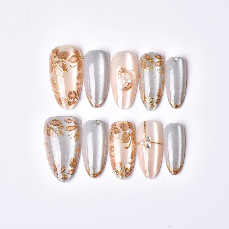 Dekoratives Press-On Nail Art Set mit floralen und metallischen Akzenten Brehn