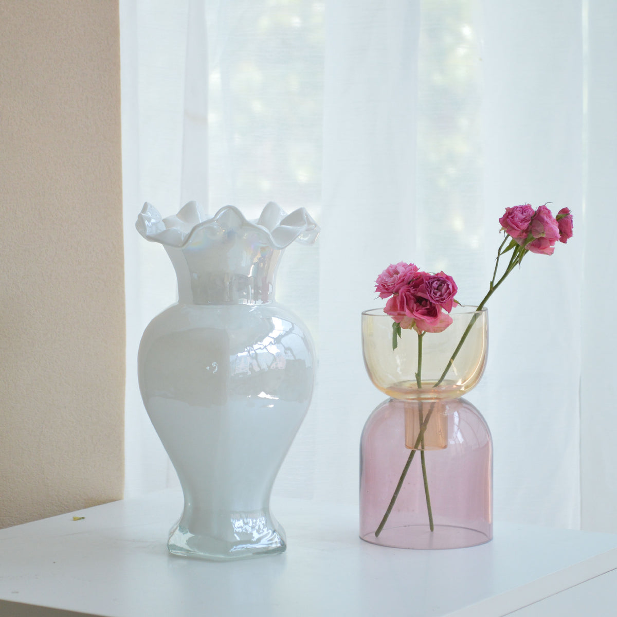 Handgeblasene Rüschenglasvase mit Ombre-Pink-Ivory-Finish Brehn