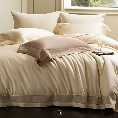 Luxuriöses Satin-Bettwäsche-Set mit spitzenbesticktem Rand und gesteppten Kissenbezügen