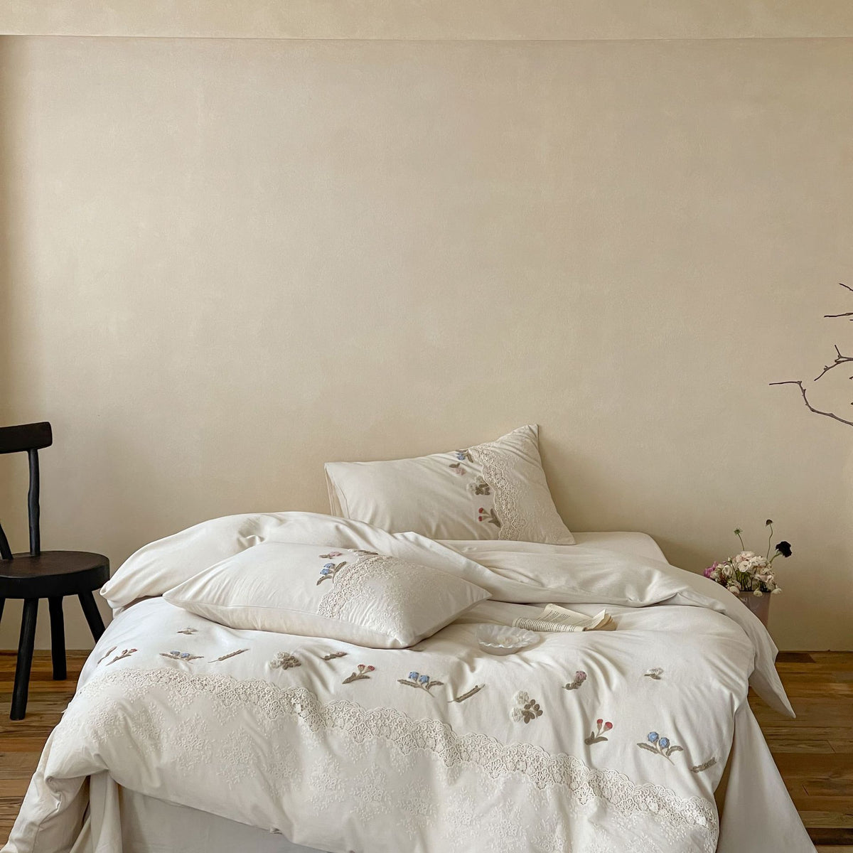 Bestickte Baumwollsatin Bettbezugset mit Spitzenbesatz und botanischer Applikation
