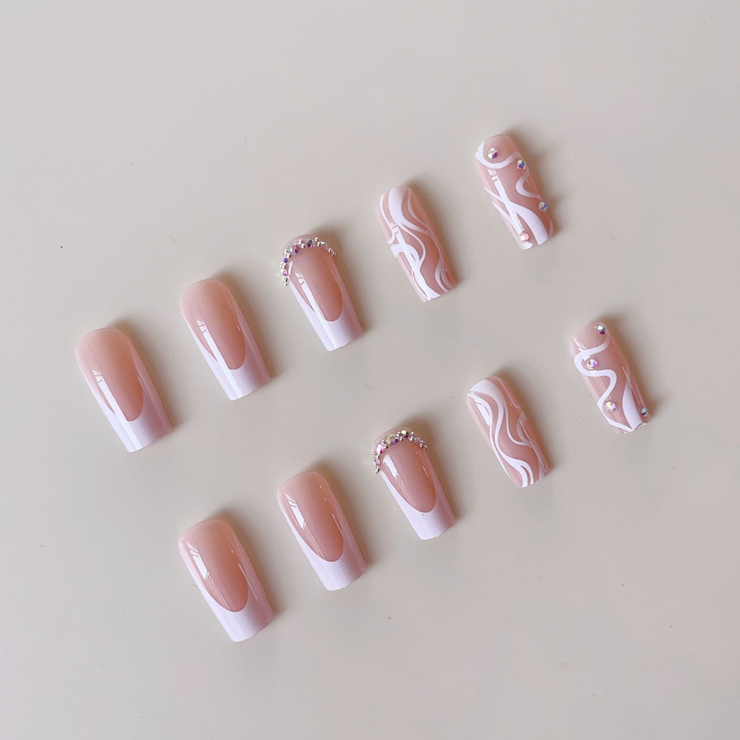 Kunstnagelset mit elegantem French Design und kreativen Akzenten Brehn
