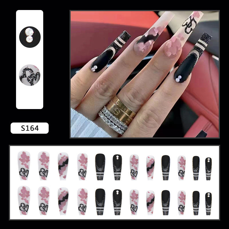 Kunstnagelset mit kreativen 3D-Elementen und glitzernden Akzenten Brehn