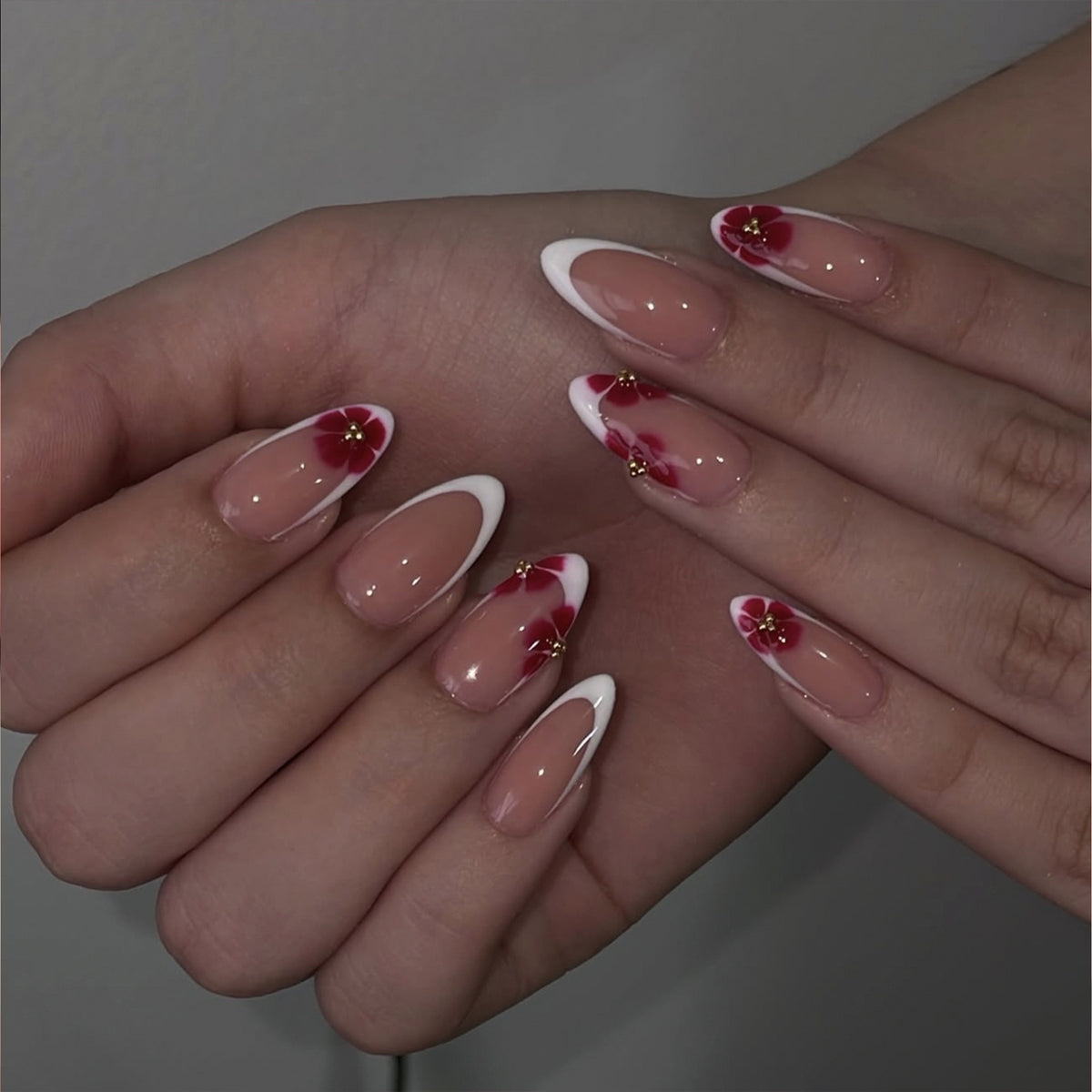 Kunstvolle Stiletto-Nägel mit luxuriösem floralem Design Brehn