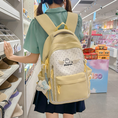 Stylischer gepunkteter Rucksack mit dekorativen Akzenten Brehn