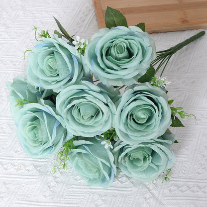 Lebensechter künstlicher Blumenstrauß