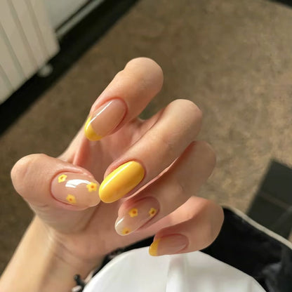 Künstlerische florale Nagelkunstverzierungen