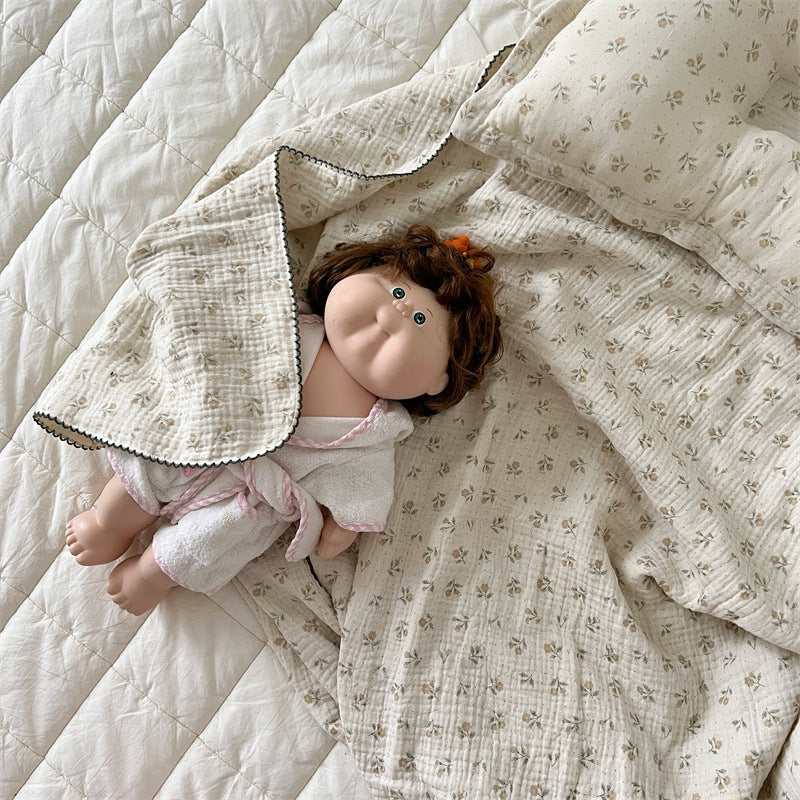 Unisex Musselin-Decke mit zartem Blumendesign und eleganten Rüschen Brehn
