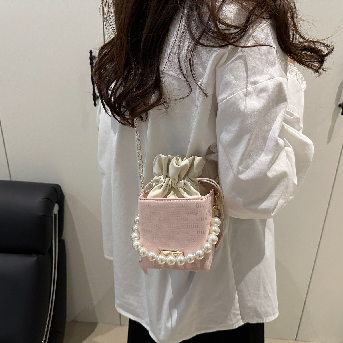 Elegante Mini-Eimer-Tasche mit Perlenhenkel Brehn