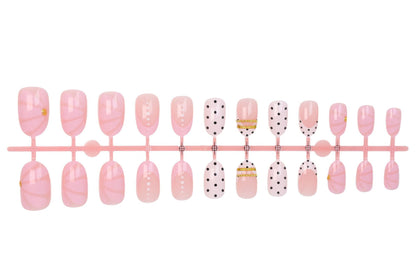 Kunstnagelset mit elegantem Polka-Dot und glamourösen goldenen Akzenten Brehn