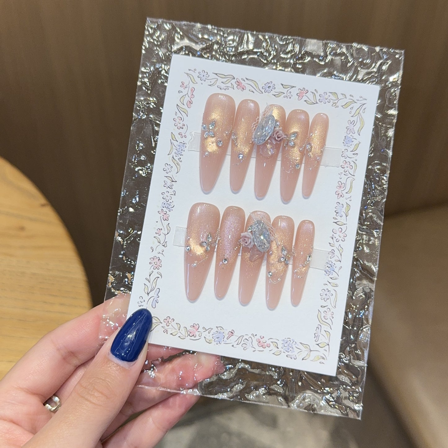 Kunstnägel mit Romantischen Blumen- und Glitzerdetails Brehn