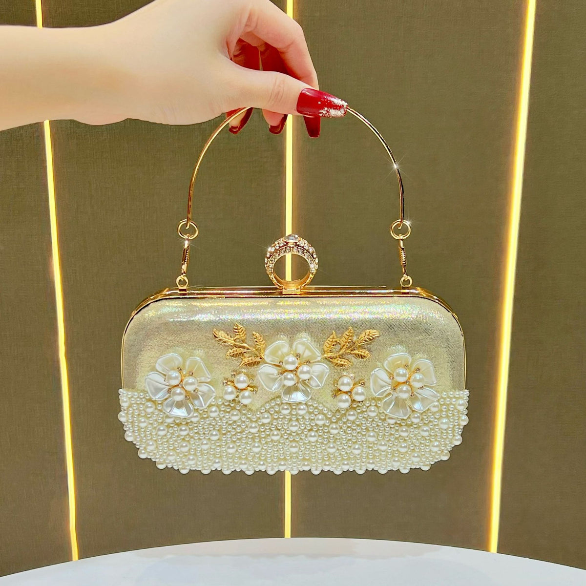Elegante perlenverzierte Abendtasche