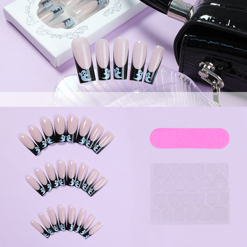 Kreatives Halloween Kunstnagelset mit gruseligen Geisterdesigns und Glitzer Brehn