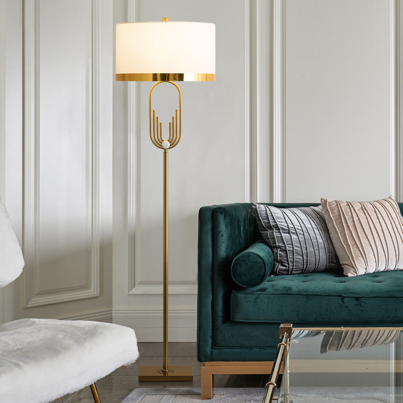 Künstlerische Tischlampe mit Gold- und Cremetönen