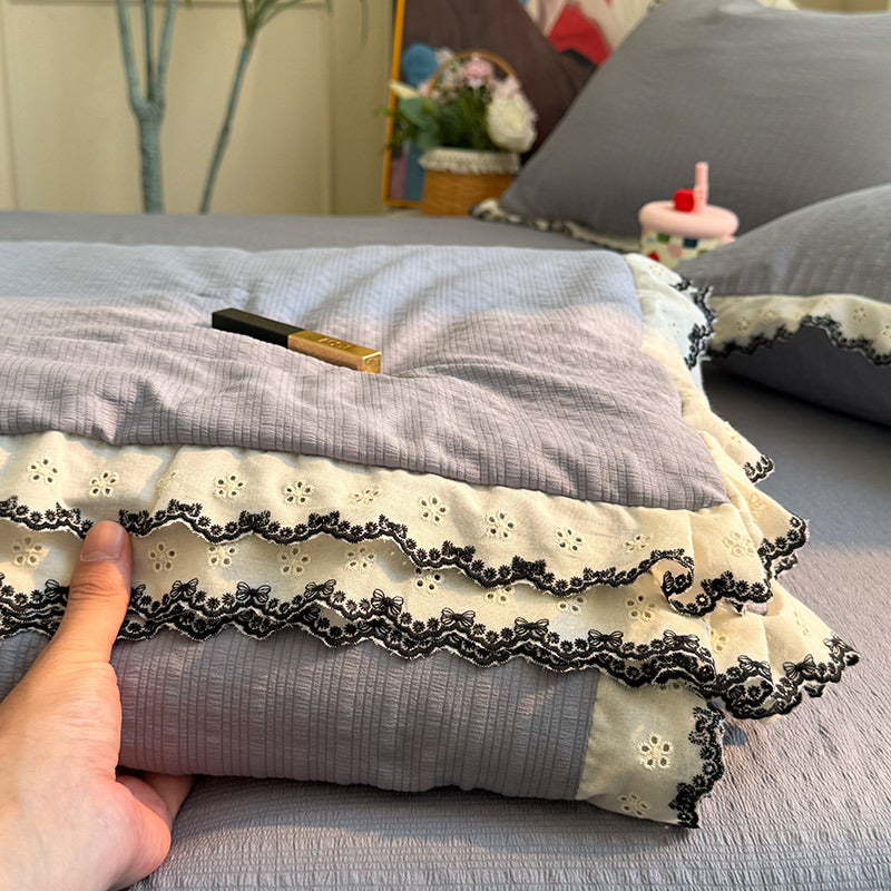 Damen Tagesdecke mit eleganten Spitzenverzierungen und feiner Baumwolloberfläche Brehn