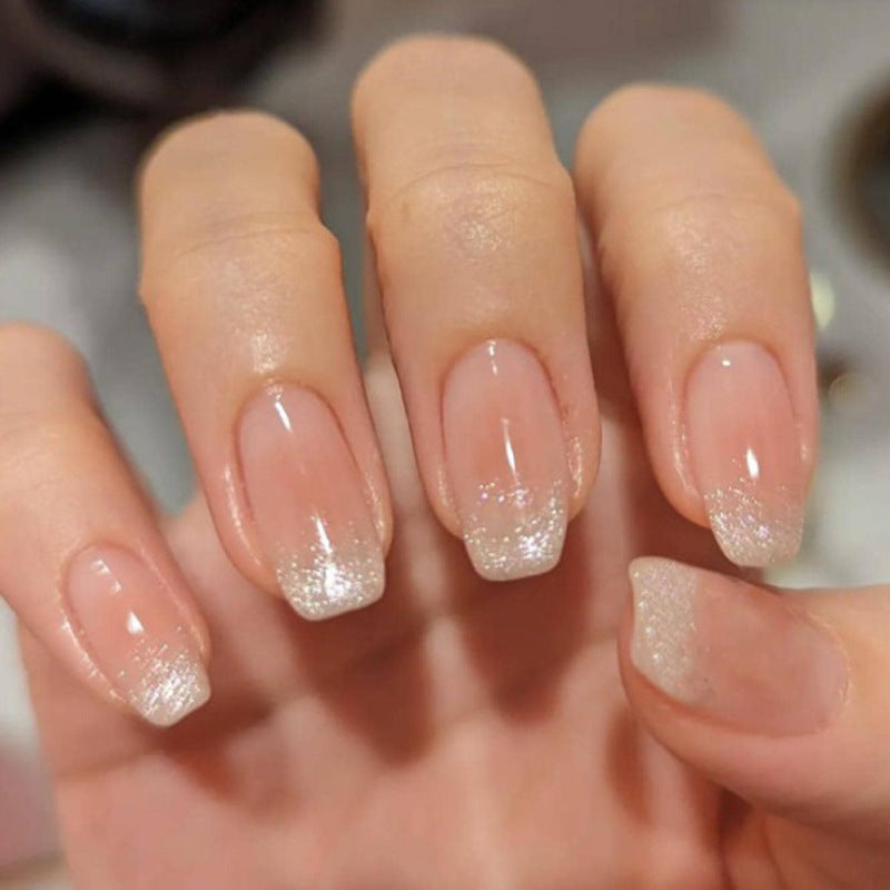 Glänzende French Tip Press-On Nägel mit Glitzerakzenten Brehn