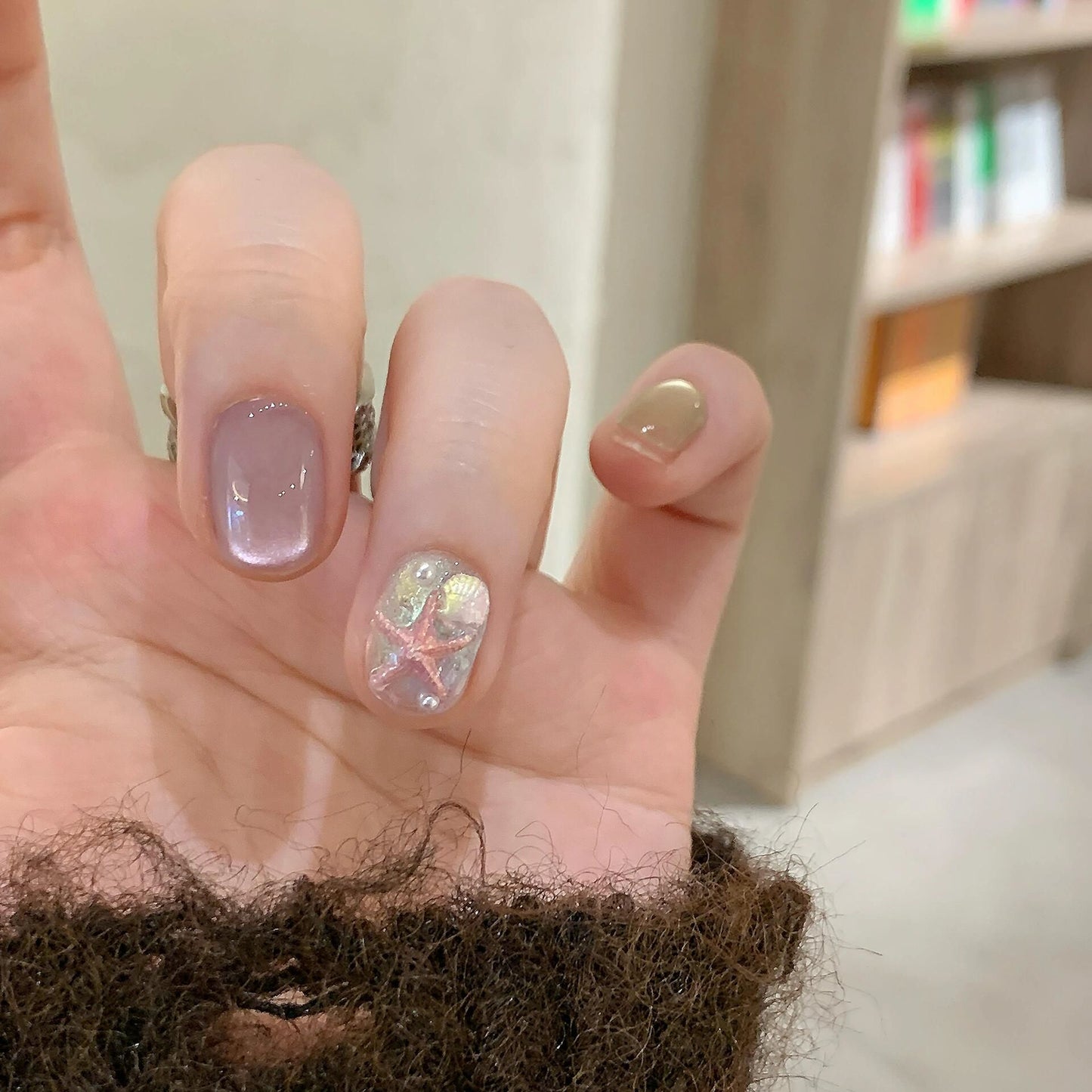 Kunstnagelset mit Schimmernden Akzenten Brehn