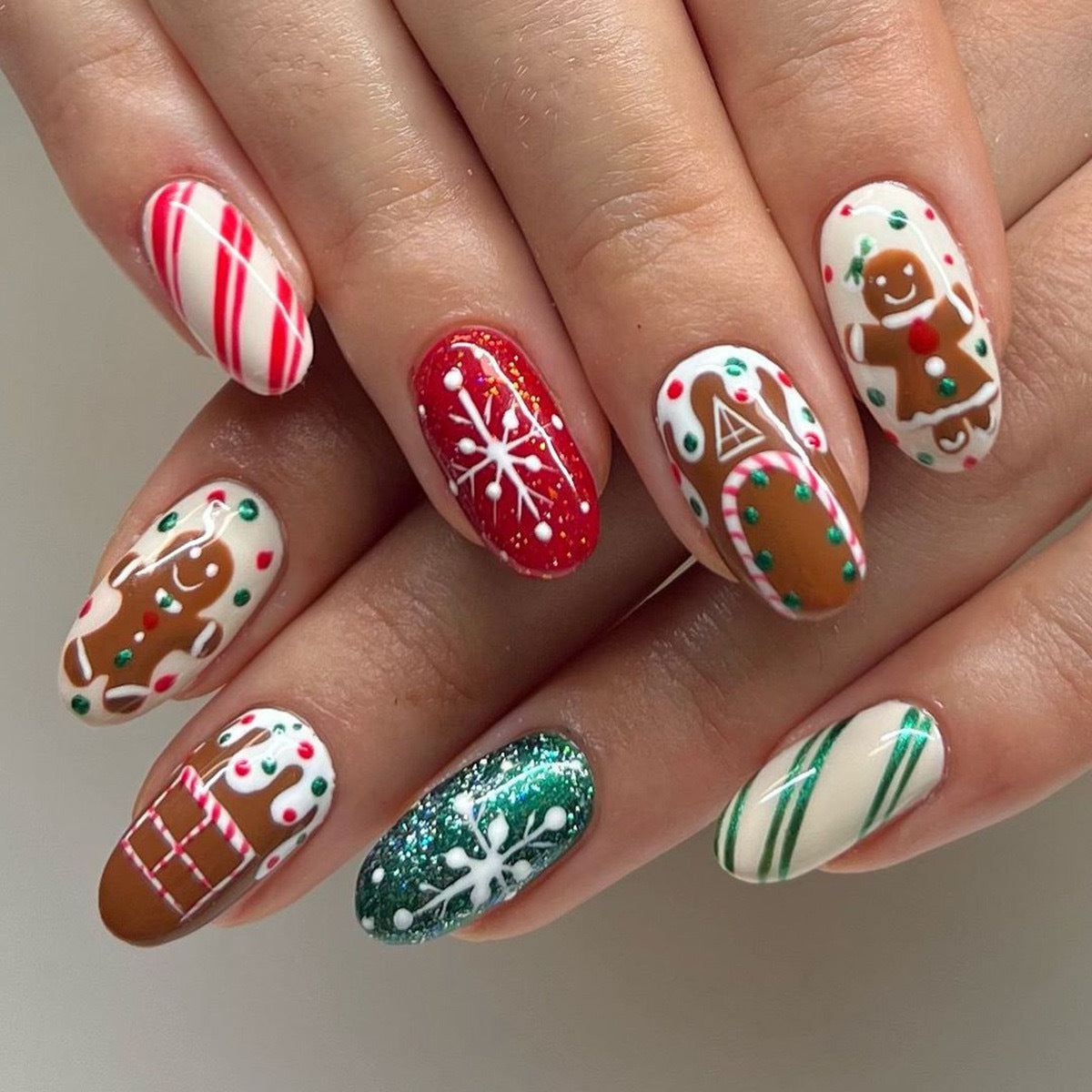 Kunstnagelset mit festlichem Plätzchen-Design Brehn