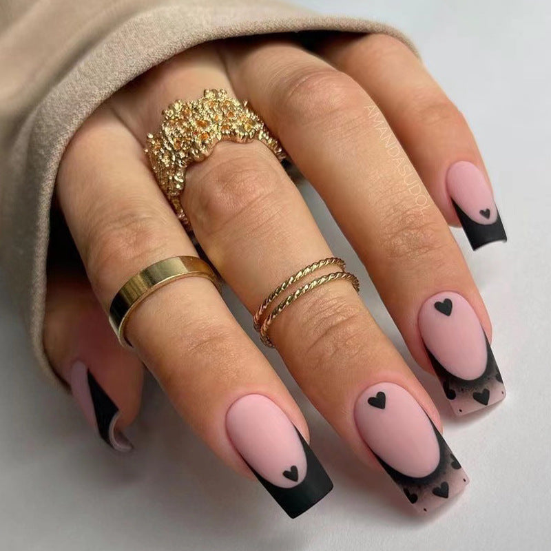 Kunstvolle Nagelkunst mit Herzmotiven und Schwarz-Weiß-Spitzen Brehn