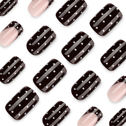 Kunstvolle Nagelkunst mit trendigem Punktedesign Brehn