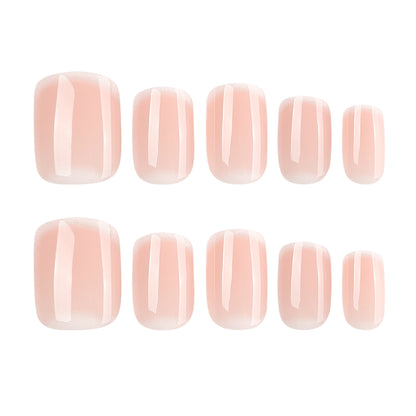 Premium Nagelkunst im eleganten French-Tip Design Brehn