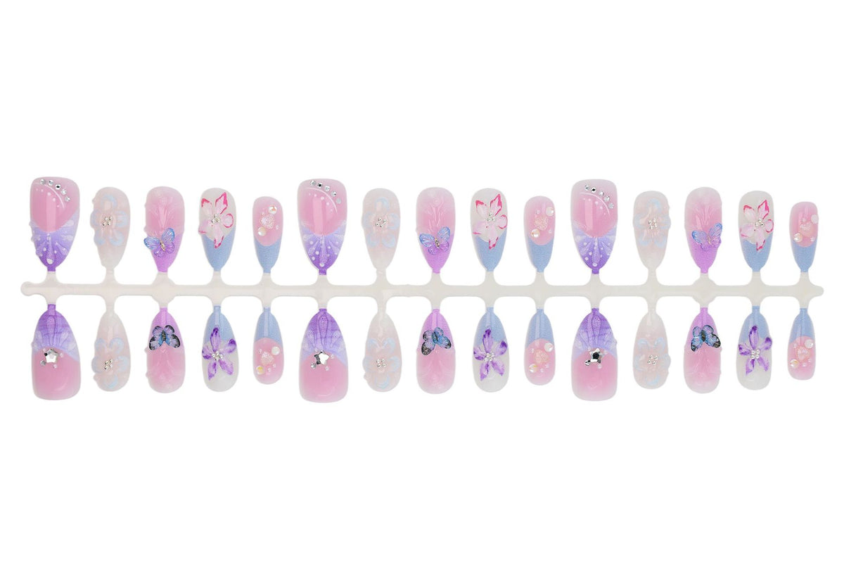 Kunstnagelset mit eleganten Blumen- und Schmetterlingsverzierungen Brehn
