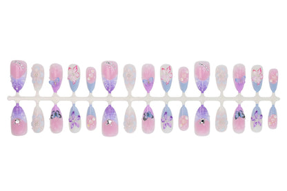 Kunstnagelset mit eleganten Blumen- und Schmetterlingsverzierungen Brehn