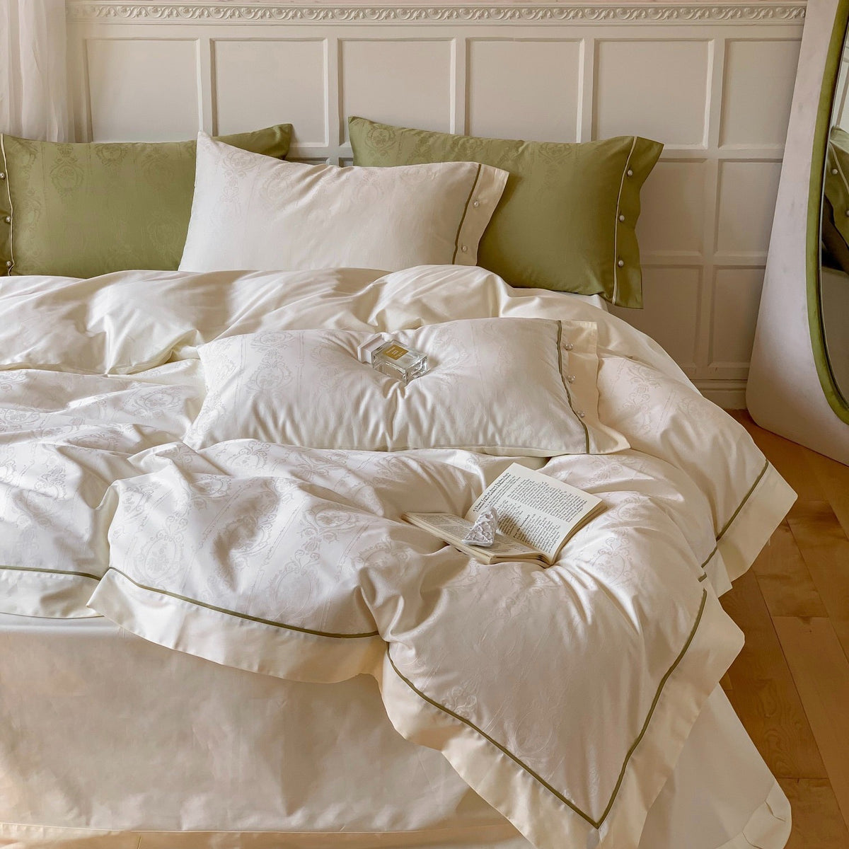 Luxuriöses Baumwollsatin-Bettwäscheset mit Damast-Jacquard und Kontrastpaspel