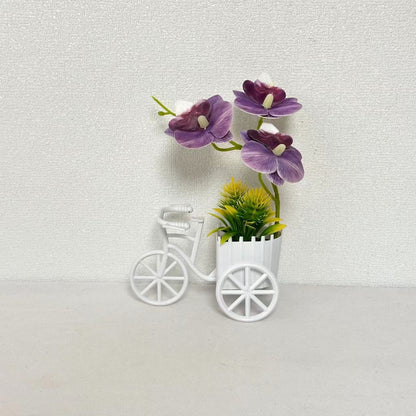 Dekorativer Fahrrad-Blumentopf mit Kunstorchideen-Arrangements für Dekor