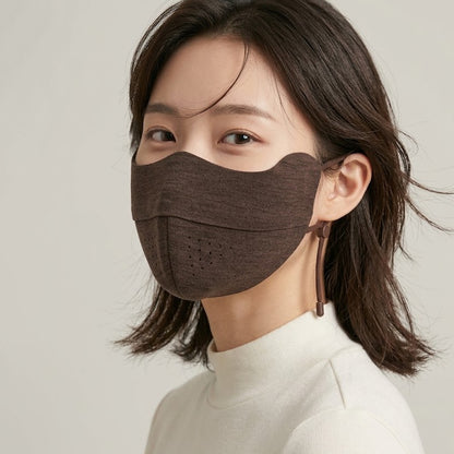 Samtierte wiederverwendbare Gesichtsmaske mit atmungsaktiven Perforationen und verstellbaren Ohrschlaufen Brehn